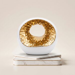 Place_object_onto_pedestal_2K_202607091252 hp4-61 فازه دهبى ابيض