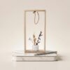 Place_object_onto_pedestal_2K_202607211448 عليقة خشب معلقة