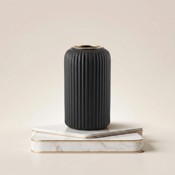 Place_object_onto_pedestal_2K_202607281510 فازة بورسلين ٣ لون ابيض جراي اسود GF3348